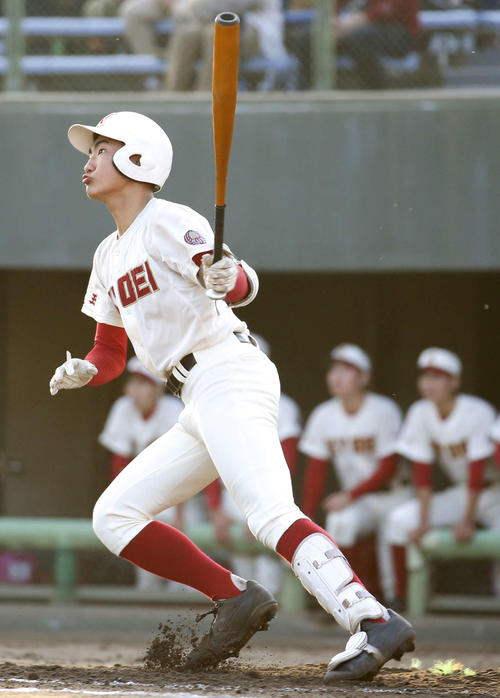 3回裏春日部共栄1死、村田は中越え本塁打を放つ（撮影・河田真司）
