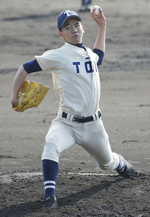 習志野対桐蔭学園 先発登板する桐蔭学園・伊礼海斗(撮影・河田真司)
