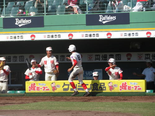 智弁和歌山対大阪偕星学園 先制のホームを踏み、ナインに出迎えられる智弁和歌山・細川(撮影・磯綾乃)