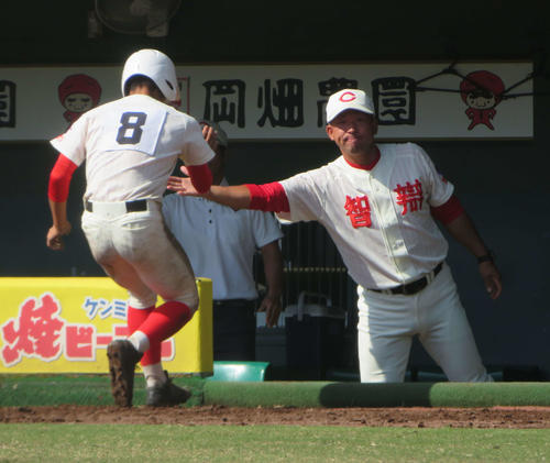 智弁和歌山対大阪偕星学園 2点目のホームを踏んだ細川凌平外野手を出迎える智弁和歌山・中谷仁監督(撮影・磯綾乃)