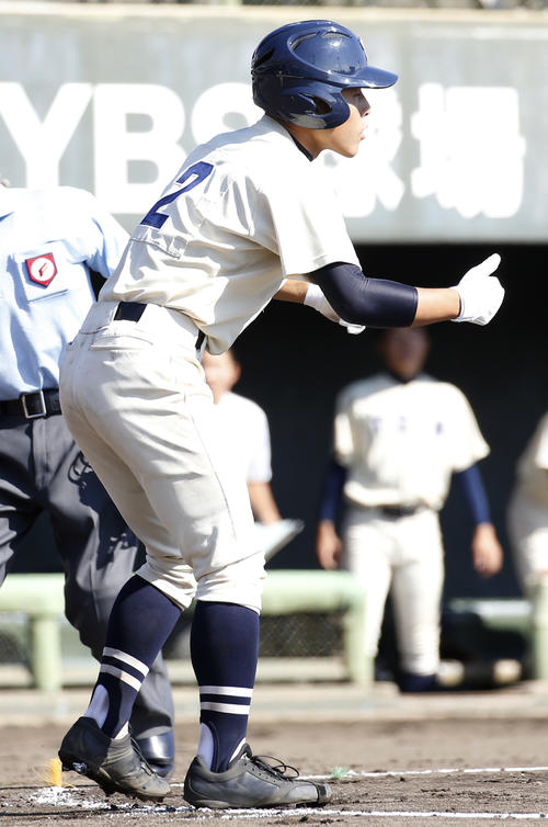 桐蔭学園対習志野 6回表桐蔭学園2死二、三塁、上川の2点先制適時打で生還する清水(撮影・河田真司)