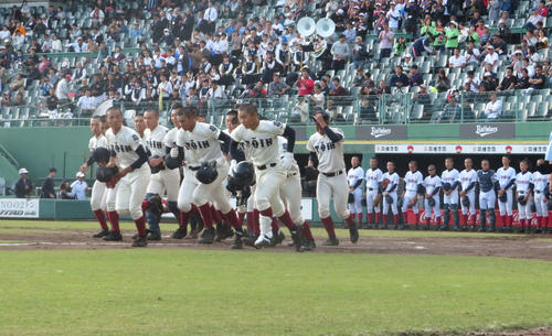 橿原対大阪桐蔭 勝利を決め観客席へ駆け出す大阪桐蔭ナイン(撮影・磯綾乃)