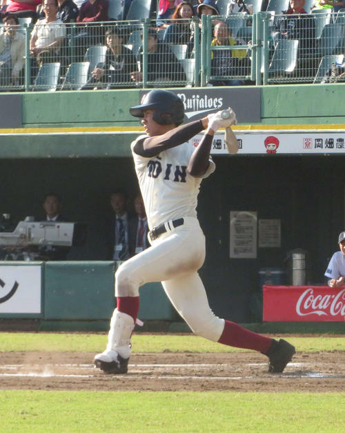 橿原対大阪桐蔭 4回に3点本塁打を放つなどコールド勝ちに貢献した大阪桐蔭・柳本(撮影・磯綾乃)