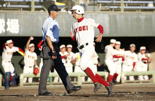 春日部共栄対山梨学院 8回表春日部共栄2死一、二塁、村田の適時打で生還する木村(撮影・河田真司)