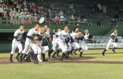 龍谷大平安対市和歌山 サヨナラ勝ちを決め喜ぶ龍谷大平安ナイン(撮影・磯綾乃)
