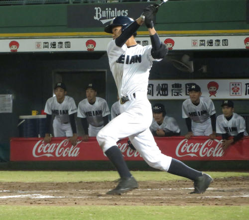 龍谷大平安対市和歌山 9回2死一、三塁で左越えのサヨナラ打を放つ龍谷大平安・奥村真大内野手(撮影・磯綾乃)