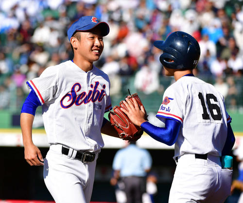 近畿大会準々決勝　福知山成美対履正社　初回を無失点に抑え笑顔をみせる福知山成美先発小橋翔大投手（撮影・清水貴仁）
