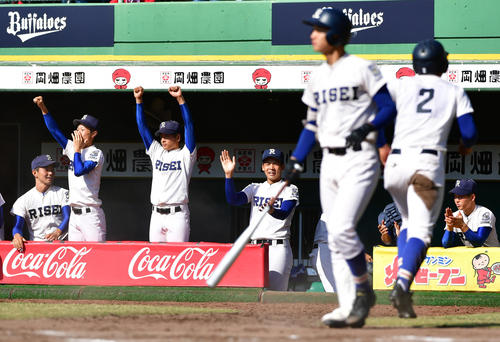 秋季近畿大会準々決勝　福知山成美対履正社　6回裏履正社1死二塁、野口海音の適時二塁打に歓喜の履正社ベンチ（撮影・清水貴仁）