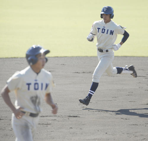 桐蔭学園対春日部共栄　1回表桐蔭学園無死一塁、森は2点本塁打を放ち二塁を通過する（撮影・河田真司）