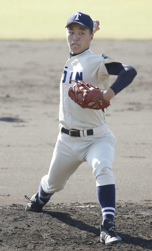桐蔭学園対春日部共栄　先発登板する桐蔭学園・山崎（撮影・河田真司）
