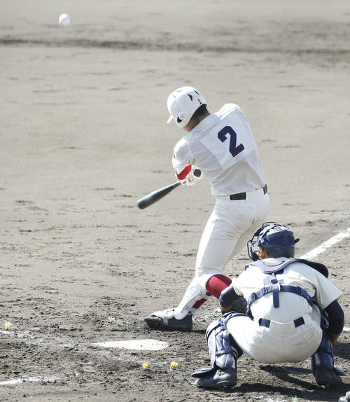 桐蔭学園対春日部共栄　1回裏春日部共栄2死、石崎は右越え本塁打を放つ（撮影・河田真司）