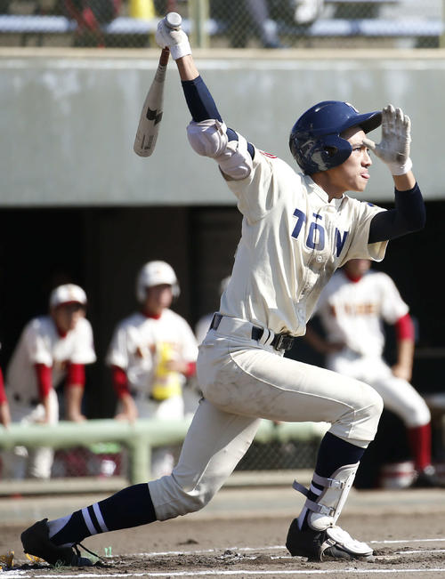 桐蔭学園対春日部共栄　6回表桐蔭学園2死二、三塁、森は右越え3点本塁打を放つ（撮影・河田真司）