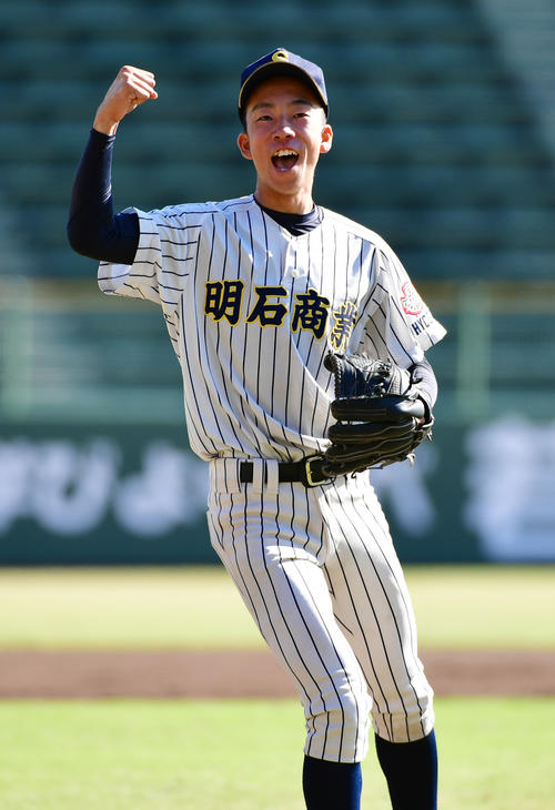 報徳学園対明石商　9回表報徳学園1死一塁、三振と盗塁アウトで試合を締め完封勝ちにガッツポーズをみせる明石商・宮口投手（撮影・清水貴仁）