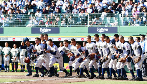報徳学園対明石商　ベスト4進出を決め応援席に向け駆けだす明石商ナイン（撮影・清水貴仁）