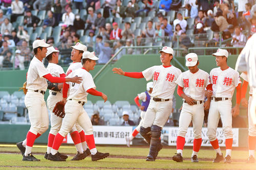 大阪桐蔭対智弁和歌山　大阪桐蔭に勝利し喜ぶ智弁和歌山ナイン（撮影・清水貴仁）