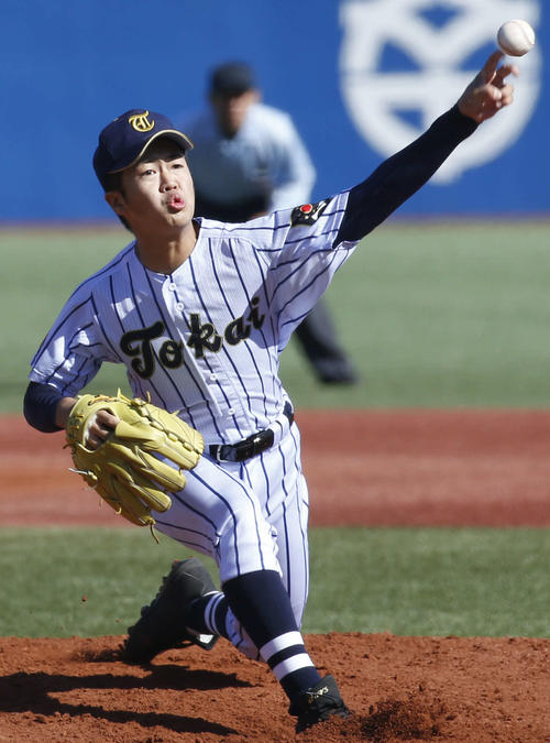 東海大菅生対早稲田実 先発登板する東海大菅生・中村(撮影・河田真司)