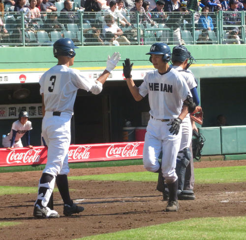 龍谷大平安対履正社 3回に3ランを放ちハイタッチをかわす龍谷大平安・奥村真大内野手(撮影・磯綾乃)