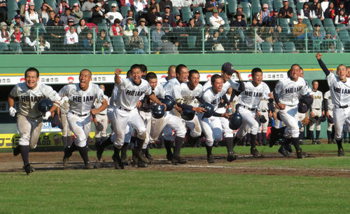 龍谷大平安対明石商 サヨナラ勝ちを決め応援席へ駆け出す龍谷大平安ナイン(撮影・磯綾乃)