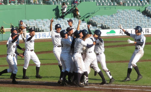 龍谷大平安対明石商 サヨナラ勝ちを決め抱き合う龍谷大平安ナイン(撮影・磯綾乃)