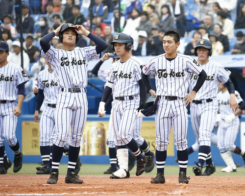 国士舘対東海大菅生 国士舘に敗れ準優勝に終わる東海大菅生ナインは悔しい表情を浮かべ整列に向かう(撮影・河田真司)