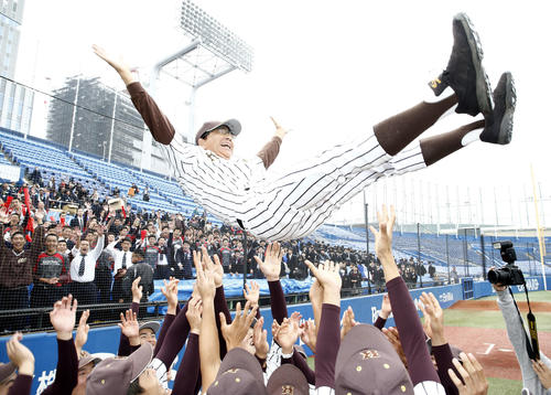 国士舘対東海大菅生 優勝し胴上げされる永田監督(撮影・河田真司)