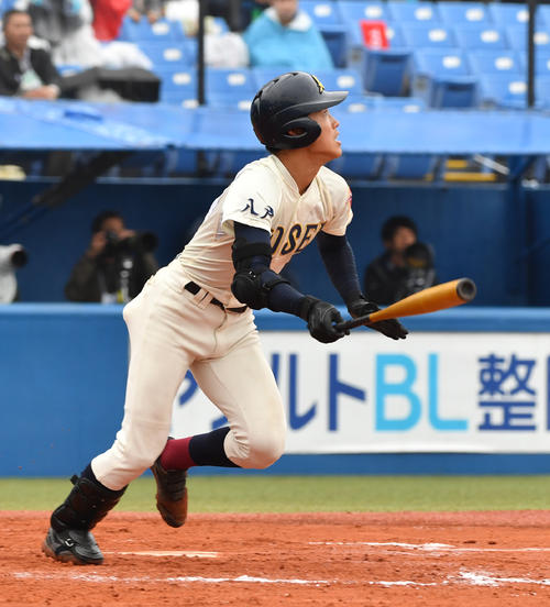 八戸学院光星対東邦　9回表八戸学院光星1死、武岡はバックスクリーンに本塁打を放つ（撮影・柴田隆二）