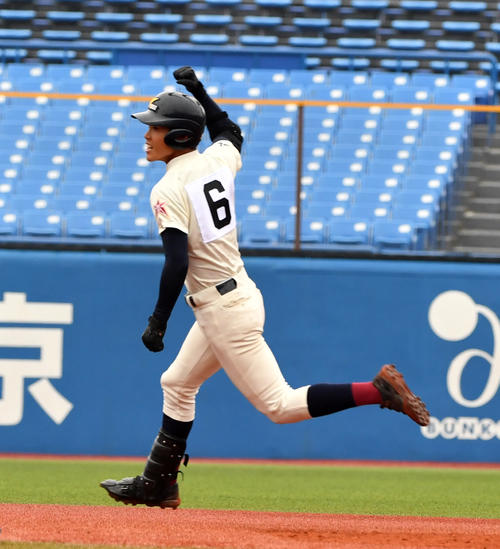 八戸学院光星対東邦　9回表八戸学院光星1死、武岡はバックスクリーンに本塁打を放ちガッツポーズする（撮影・柴田隆二）