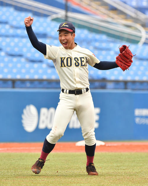 八戸学院光星対東邦　完投勝利の八戸学院光星・後藤はガッツポーズする（撮影・柴田隆二）