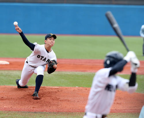龍谷大平安対札幌大谷　札幌大谷先発の西原（撮影・垰建太）