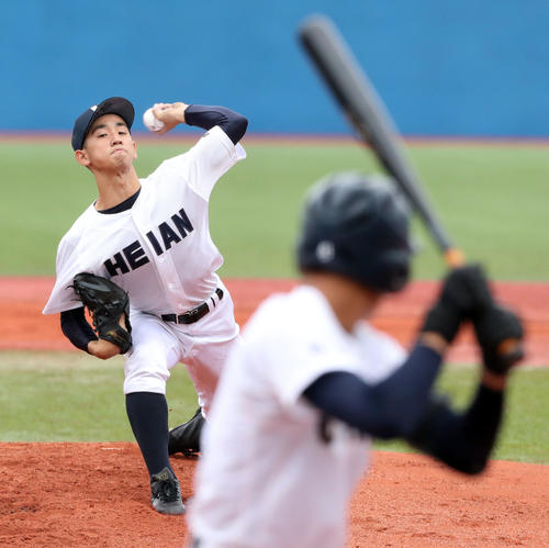 龍谷大平安対札幌大谷　龍谷大平安先発の野沢（撮影・垰建太）