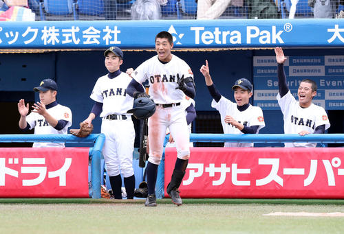 龍谷大平安対札幌大谷　1回裏札幌大谷1死満塁、佐野の遊ゴロ野選の間に追加点を奪い喜ぶ札幌大谷の選手たち（撮影・垰建太）