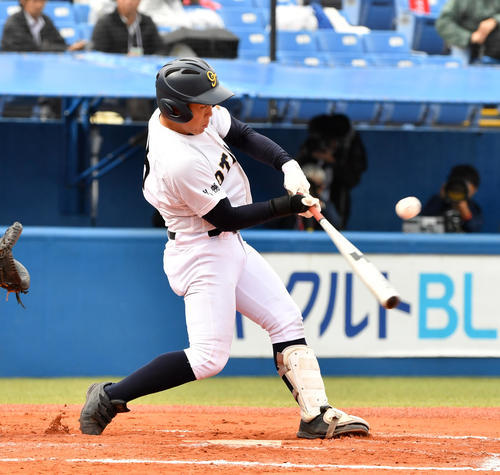 札幌大谷対龍谷大平安　1回裏札幌大谷1死満塁、青山は中前に適時打を放つ（撮影・柴田隆二）