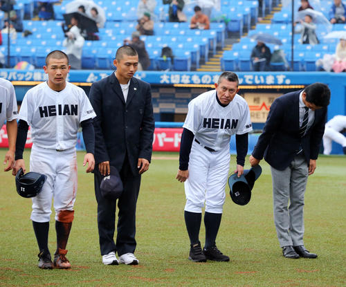 龍谷大平安対札幌大谷　札幌大谷に敗れ、スタンドにあいさつする龍谷大平安・原田監督（右から2人目）（撮影・垰建太）