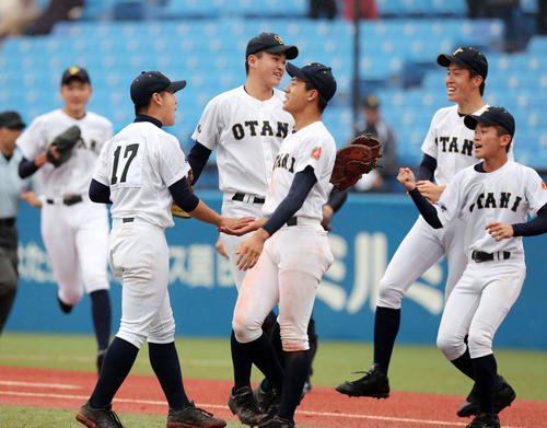 龍谷大平安対札幌大谷　龍谷大平安に勝利し喜ぶ西原（左から3人目）、太田（同2人目）ら札幌大谷ナイン（撮影・垰建太）