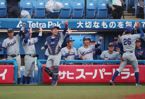 中部学院大対関西国際大　1回裏関西国際大2死一、二塁、尾崎の適時打で先制し盛り上がる関西国際大ベンチ（撮影・垰建太）