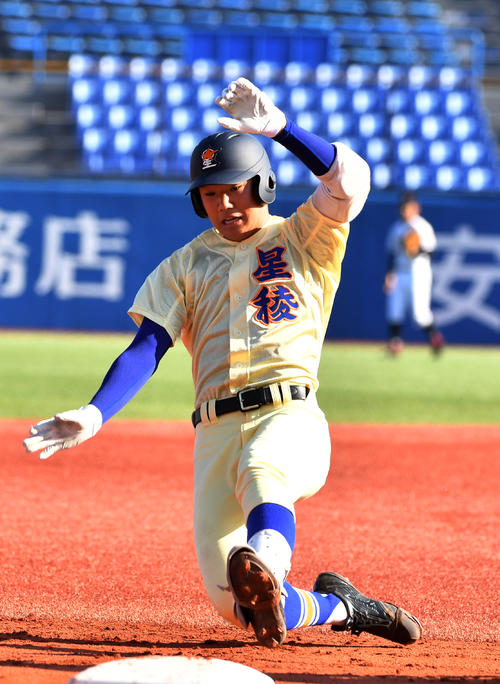 星稜対広陵　4回表星稜1死二塁、奥川は右翼フェンス直撃の適時三塁を放つ（撮影・柴田隆二）