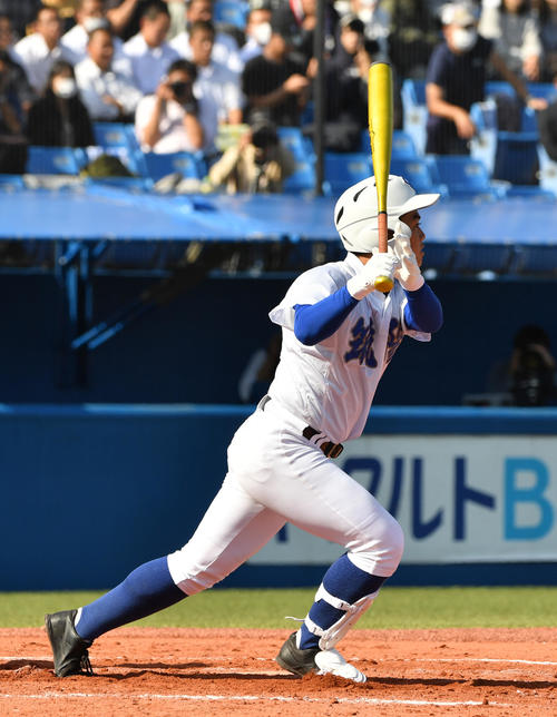 桐蔭学園対筑陽学園　2回裏筑陽学園2死満塁、弥冨は中前に2点適時打を放つ（撮影・柴田隆二）