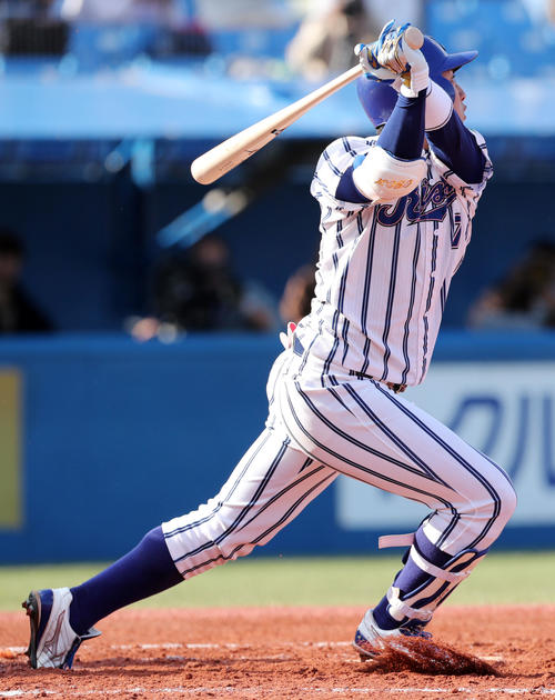 九州共立大対立正大　1回裏立正大2死、小郷は打球を打ち上げるも遊撃手と左翼手の間に落ち二塁打とする（撮影・垰建太）