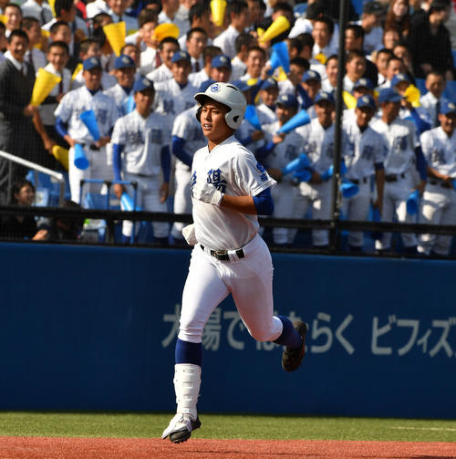 桐蔭学園対筑陽学園　6回裏筑陽学園無死、福岡は右越えに本塁打を放ち生還する（撮影・柴田隆二）