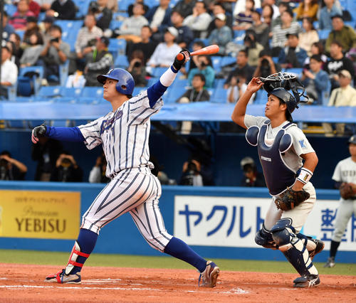 九州共立大対立正大　7回裏立正大無死一塁、伊藤裕は左越えに本塁打を放つ。捕手城間（撮影・柴田隆二）