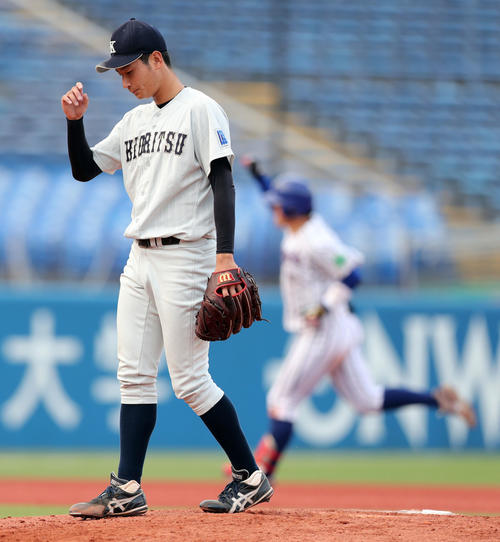 九州共立大対立正大　7回裏立正大無死三塁、伊藤裕（右）に2点本塁打を浴びうつむく島内（撮影・垰建太）
