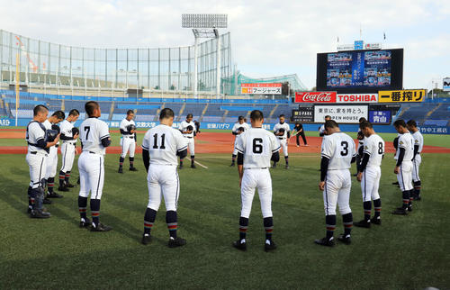高松商対八戸学院光星　試合前、輪になって精神統一する高松商ナイン（撮影・垰建太）