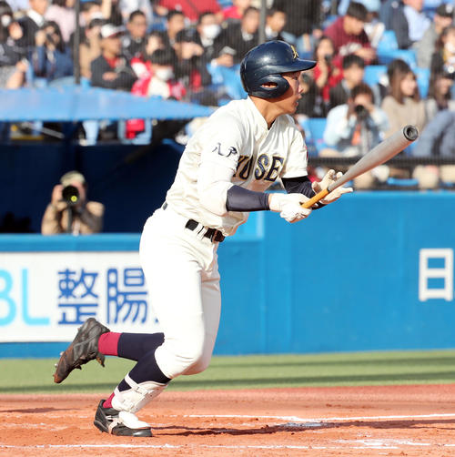 高松商対八戸学院光星　1回裏八戸学院光星2死二、三塁、右翼線に適時二塁打を放つ太山（撮影・垰建太）