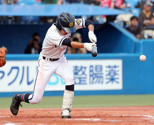 高松商対八戸学院光星　2回表高松商1死一、三塁、大塚が逆転となるスクイズを決める（撮影・垰建太）