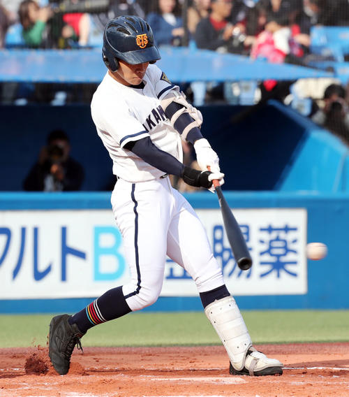 高松商対八戸学院光星　2回表高松商1死一、二塁、同点となる中前適時打を放つ飛倉（撮影・垰建太）