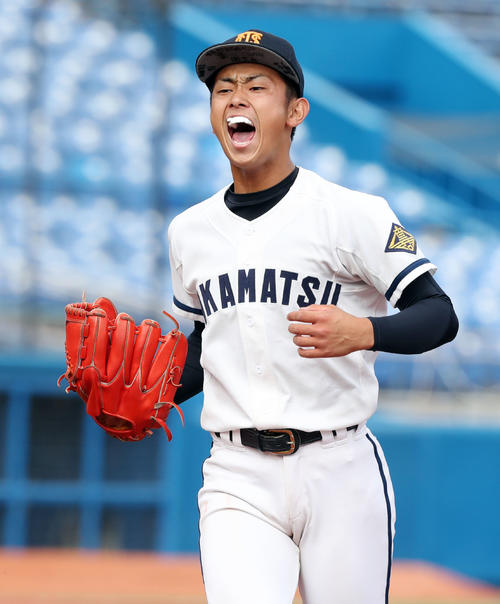 高松商対八戸学院光星　6回裏八戸学院光星2死三塁、武岡龍世を中飛に仕留め雄たけびを上げる香川（撮影・垰建太）