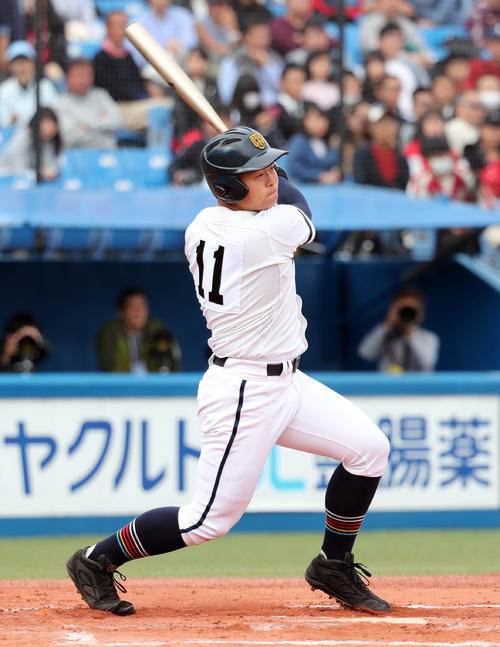高松商対八戸学院光星　7回表高松商1死一、二塁、右越え3点本塁打を放つ立岩（撮影・垰建太）