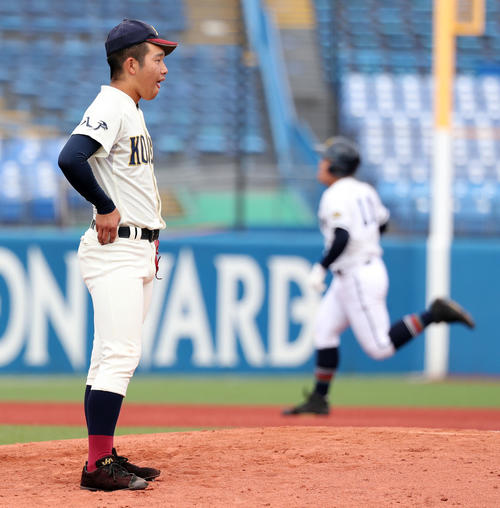 高松商対八戸学院光星　7回表高松商1死一、二塁、立岩知樹（右）に3点本塁打を浴びぼうぜんとする後藤（撮影・垰建太）