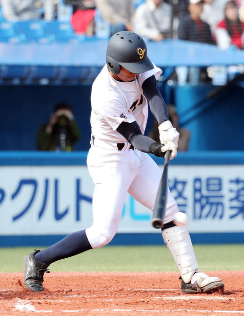 札幌大谷対国士舘　1回表札幌大谷無死一、三塁、先制の中前適時打を放つ飯田（撮影・垰建太）