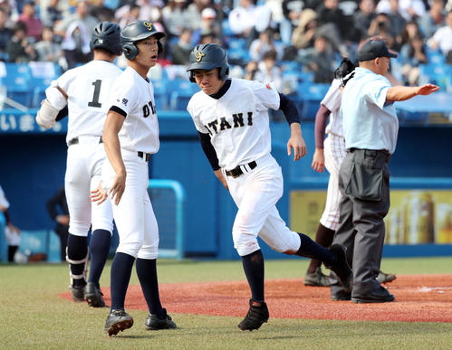 札幌大谷対国士舘　1回表札幌大谷無死一、三塁、飯田の適時打で北本（左）と釜萢（右）が生還する（撮影・垰建太）